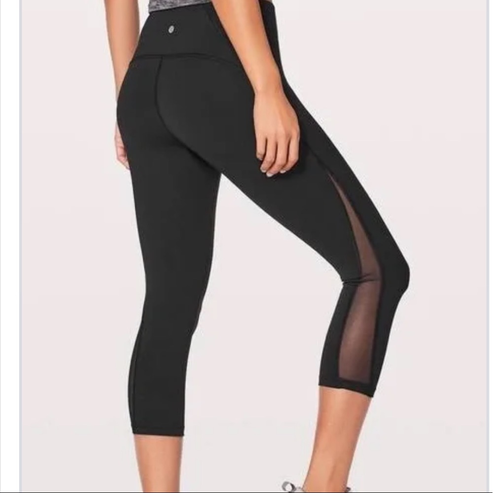 Lululemon SIZE 4 cropped leggings with mesh design at bottom
